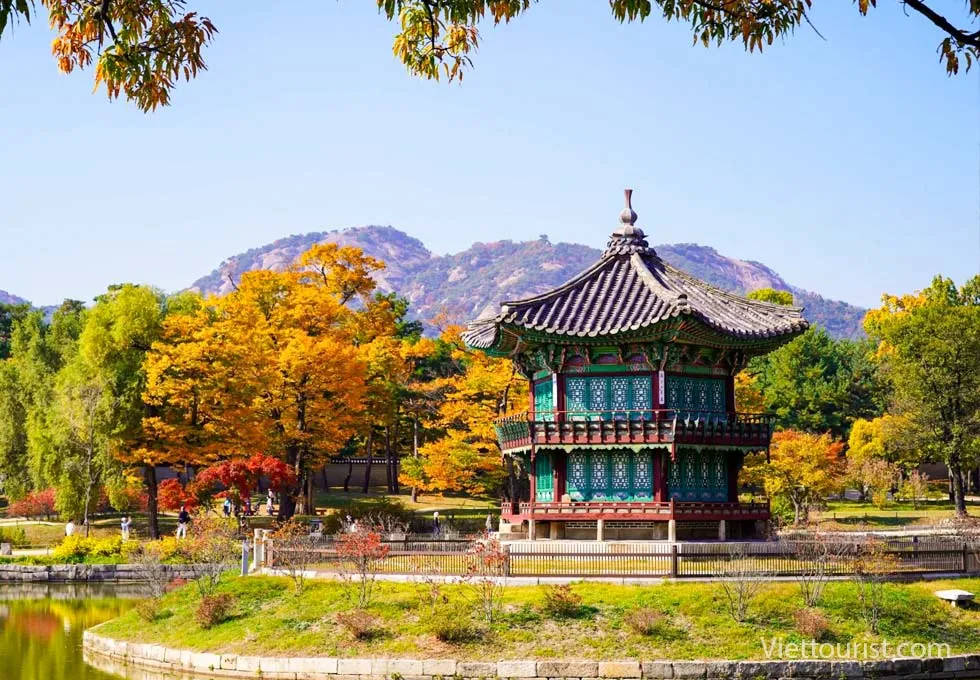 Cung điện Changdeokgung đẹp lãng mạn trong sắc thu